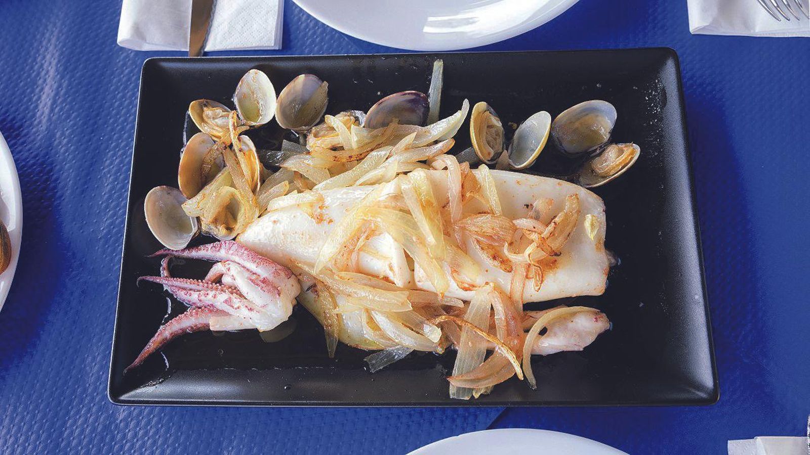 Plato con productos de la zona.