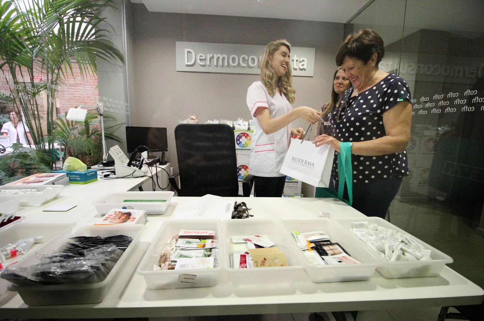 Imágenes de la jornada de puertas abiertas y circuito saludable en el Colegio de Farmacéuticos de Huelva