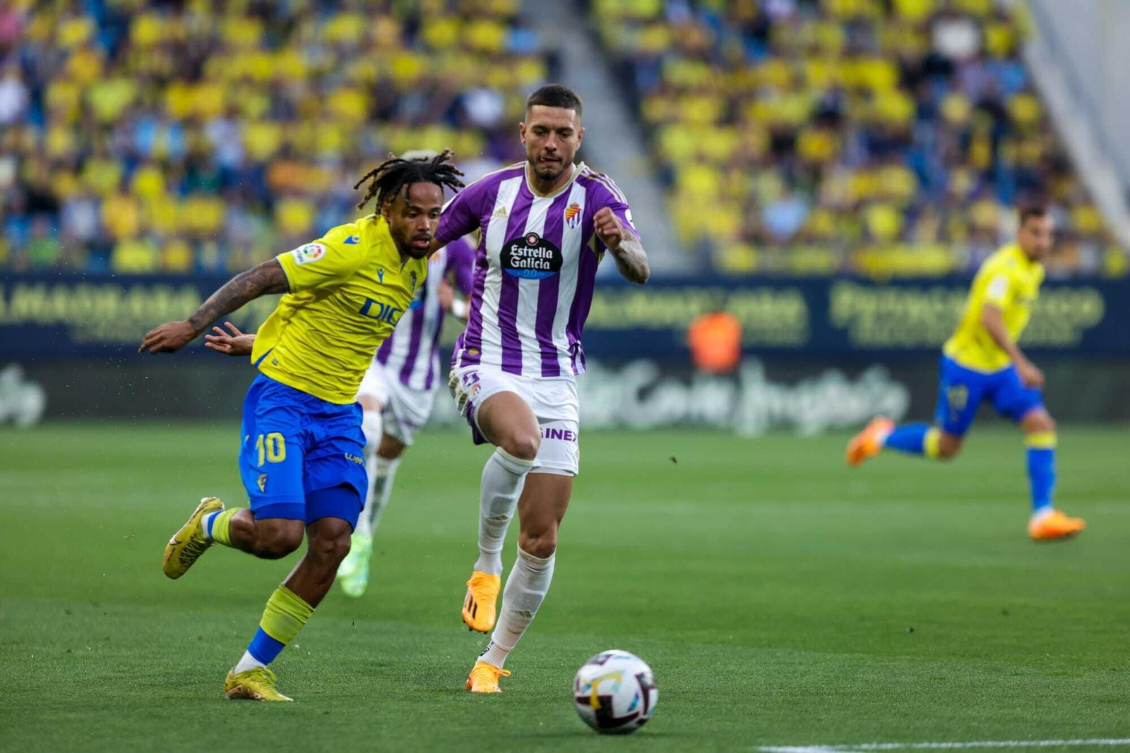 Bongonda trata de escaparse de Javi Sánchez.