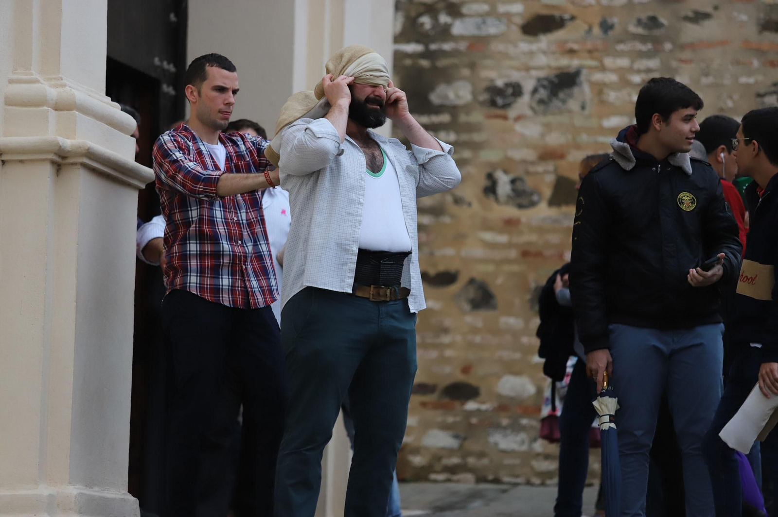 Imágenes de la procesión del Descendimiento por las  calles de Huelva