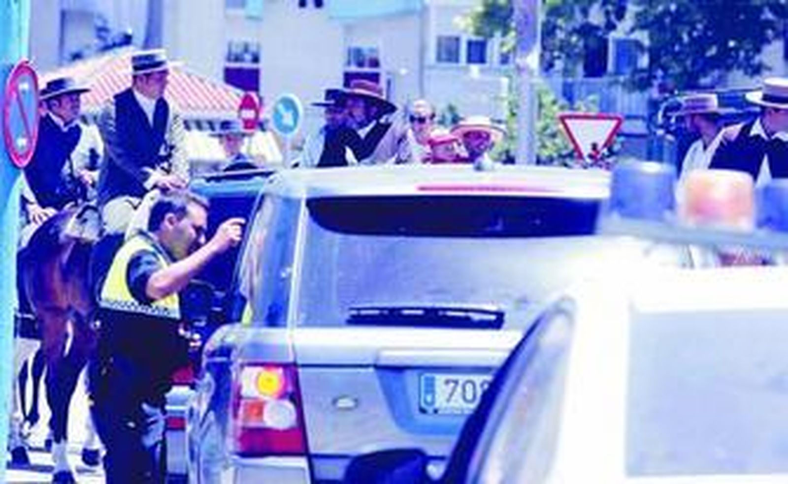 El concurso de caballos se vio alterado por el paso de vehículos en la zona de paseo.