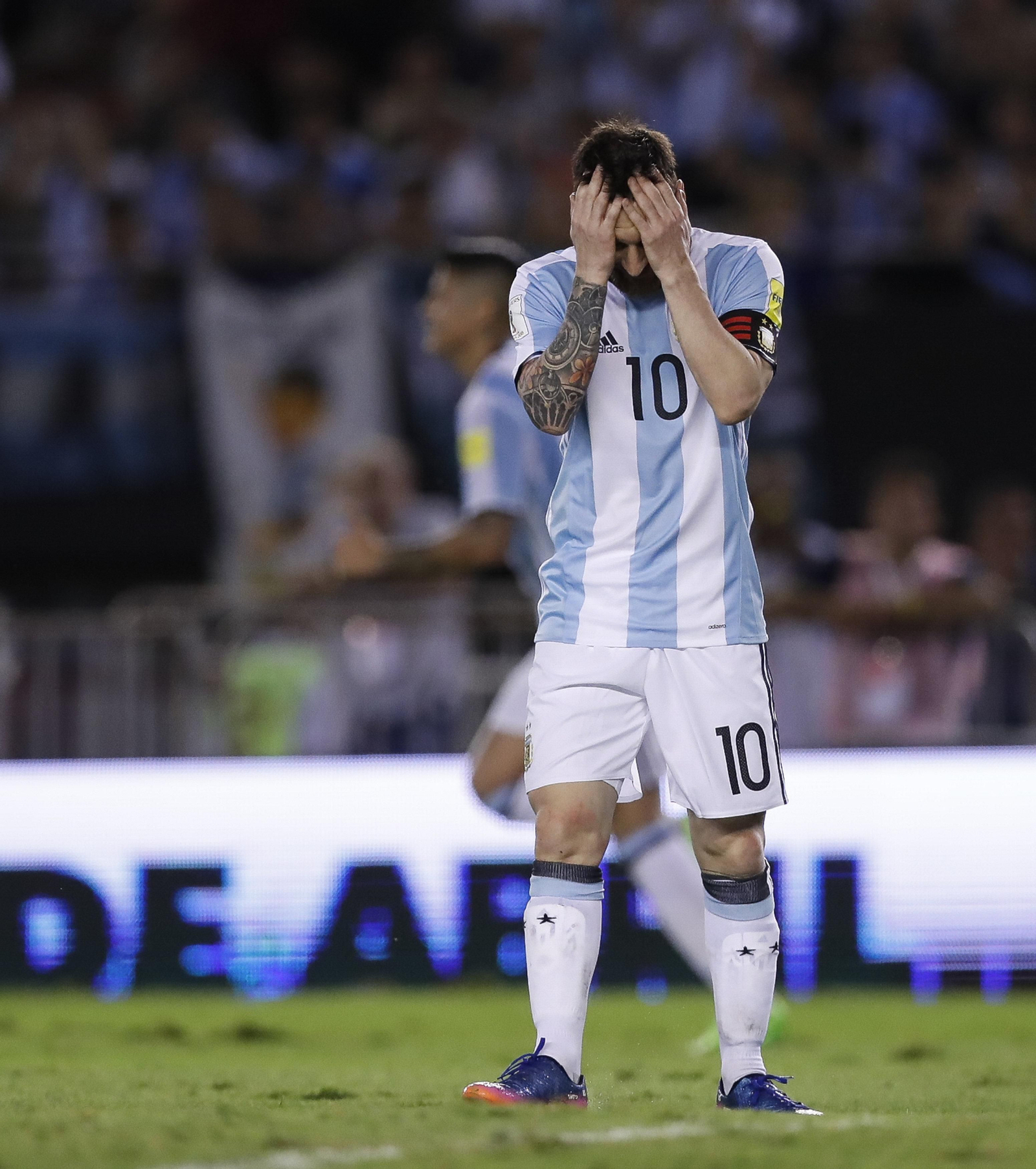 Messi se echa las manos a la cabeza durante el partido ante Chile, por el que ha sido sancionado.