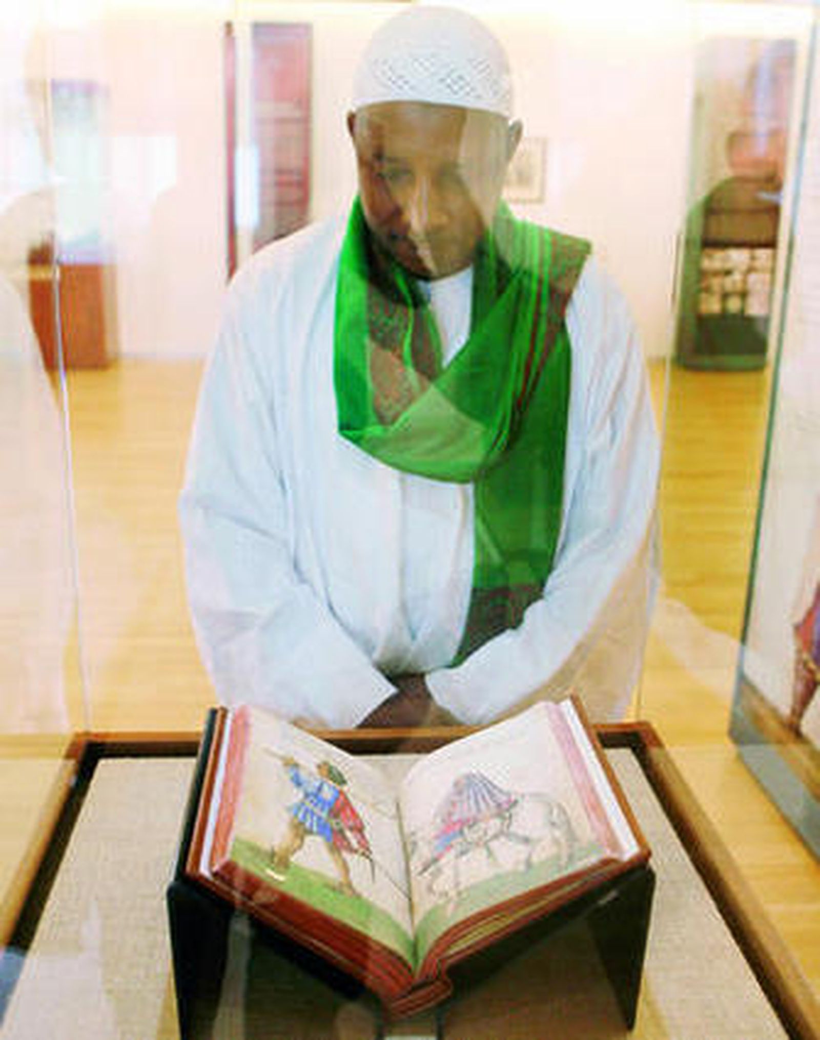 Un asistente visita la exposición en el pabellón de Al-Ándalus del Parque de las Ciencias de Granada.