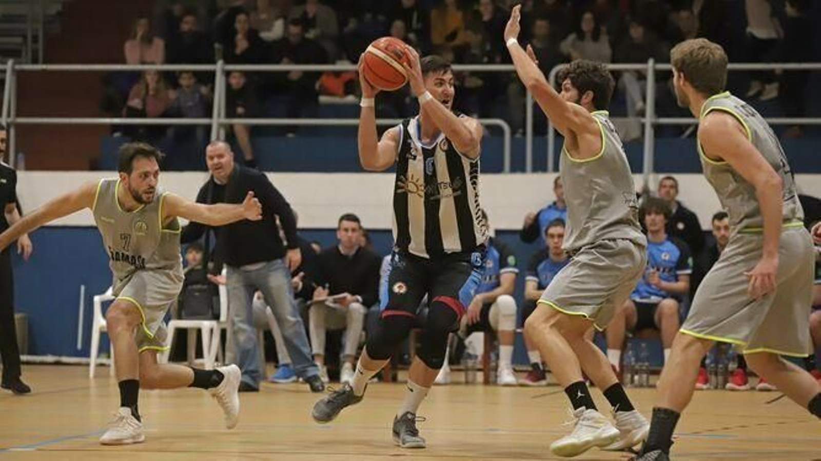 Cándido Matoso, con el balón, durante su etapa en la ULB