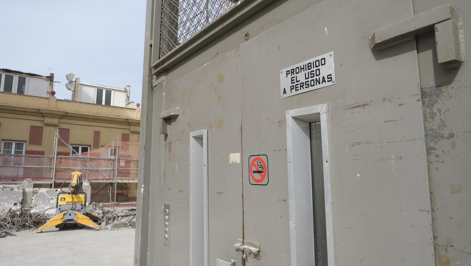 Las mejores imágenes del derribo de la oficina central de Correos en Almería