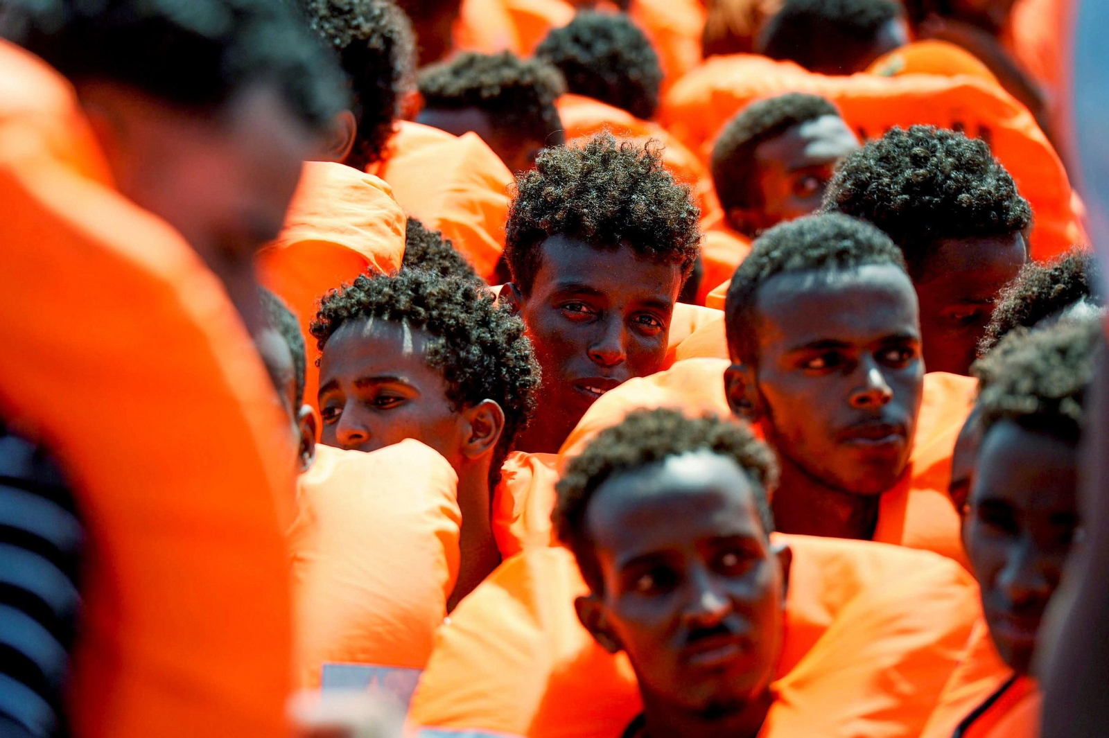 Varios inmigrantes son rescatados por el buque Aquarius. Varios inmigrantes son rescatados por el buque Aquarius.