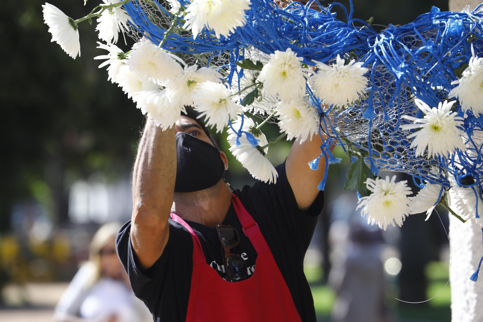 La Guerrilla de flores de Flora inunda el Paseo de la Victoria, en imágenes
