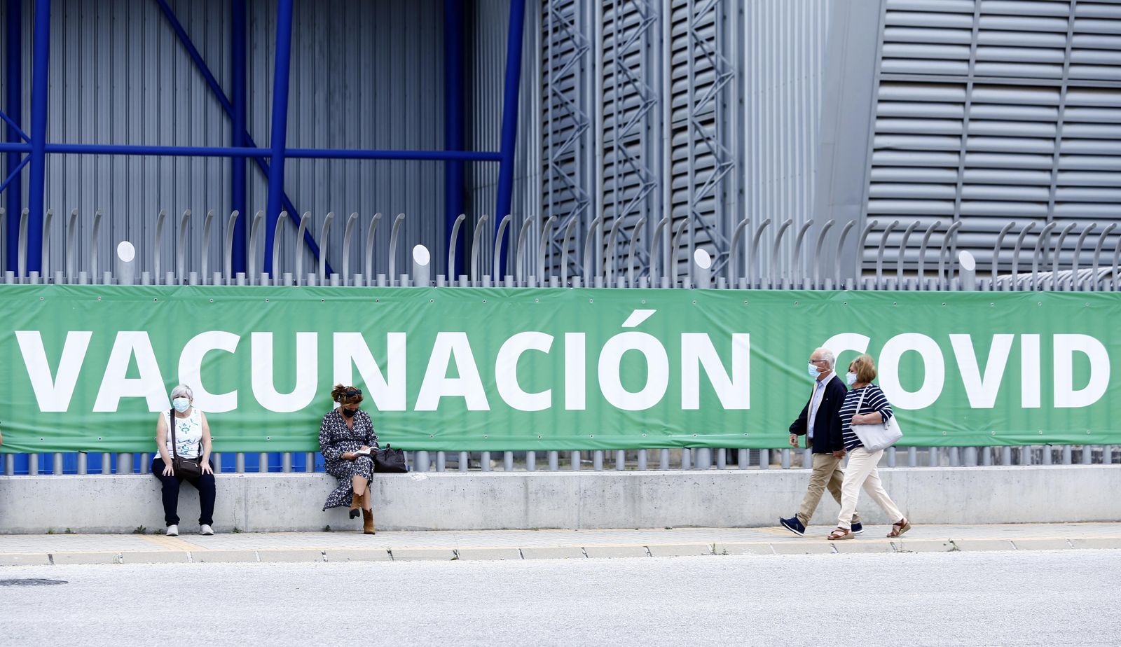 Cartel de vacunación del Covid en el Palacio de Ferias de Málaga.