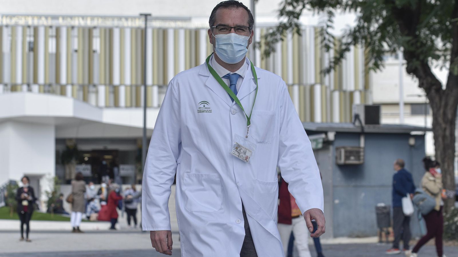 El doctor De la Cruz en el entorno hospitalario del Macarena.