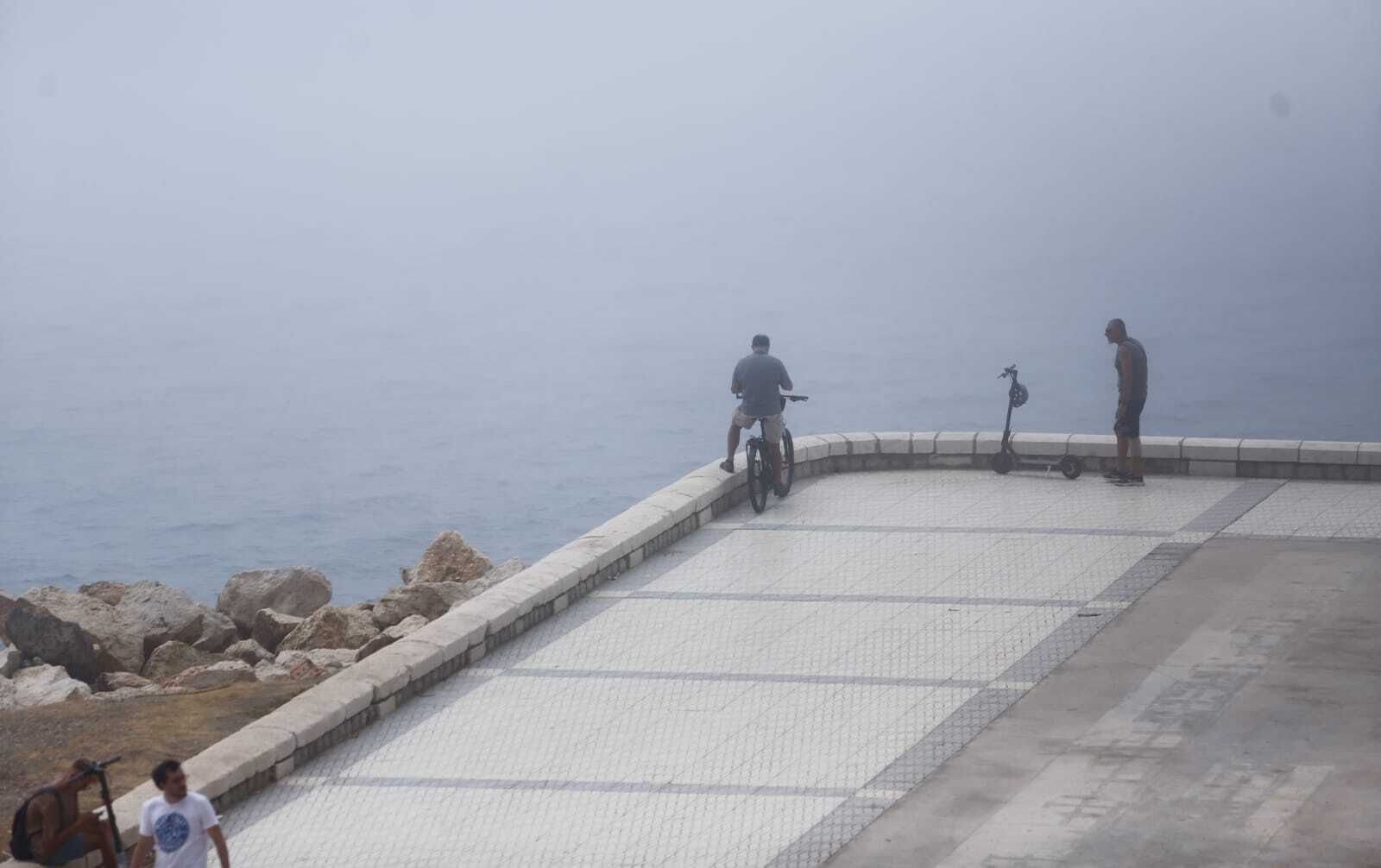 Fotos del taró que sume a Málaga bajo una densa niebla este lunes