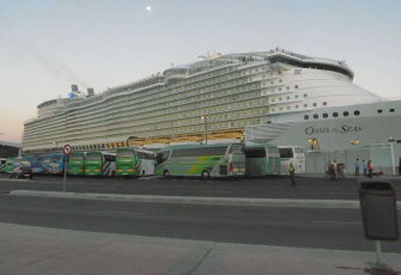 El Oasis of the Seas revoluciona Málaga, su primera parada en un puerto de Europa