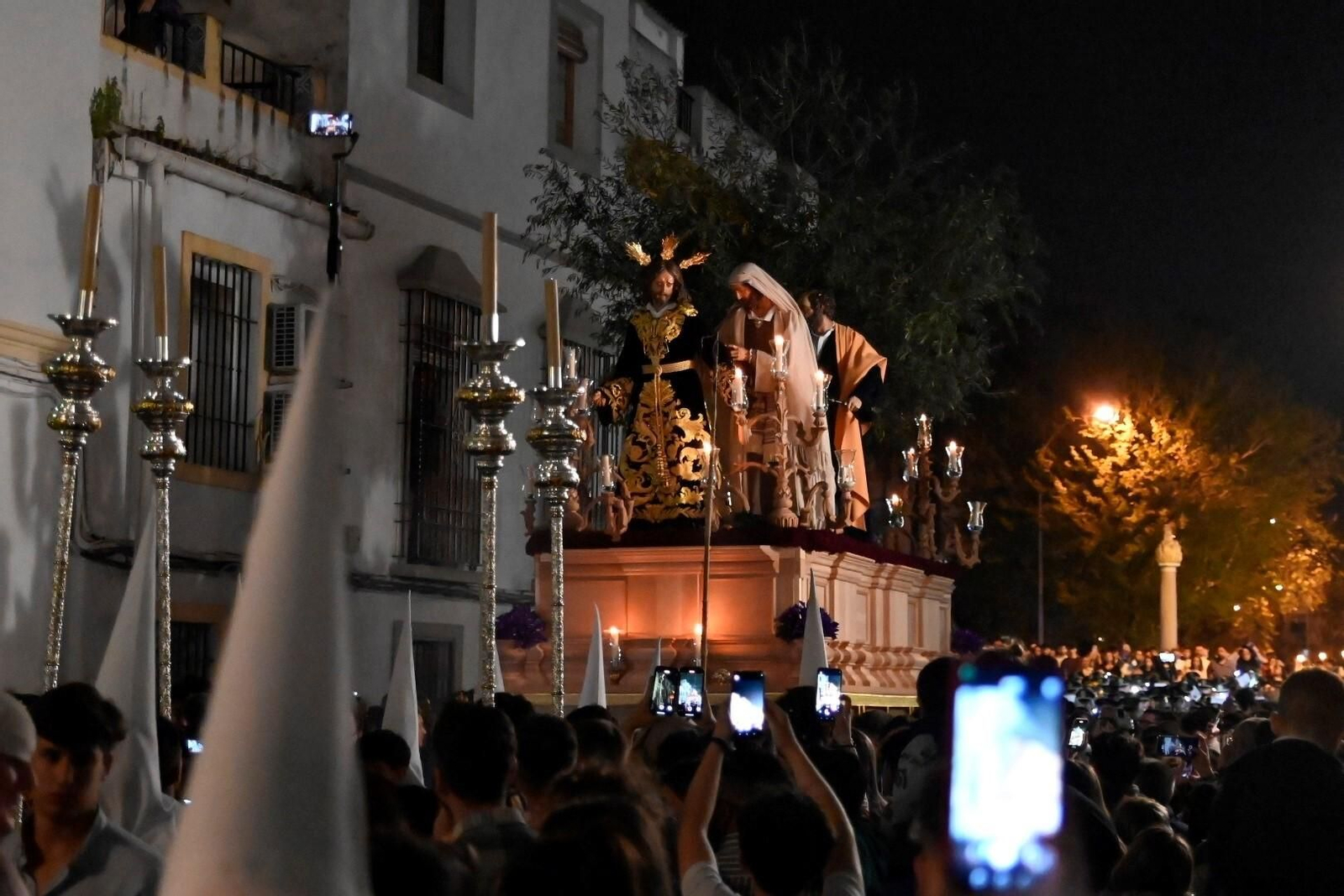 El Señor de la Salud da luz al Jueves de Pasión en Córdoba, en imágenes