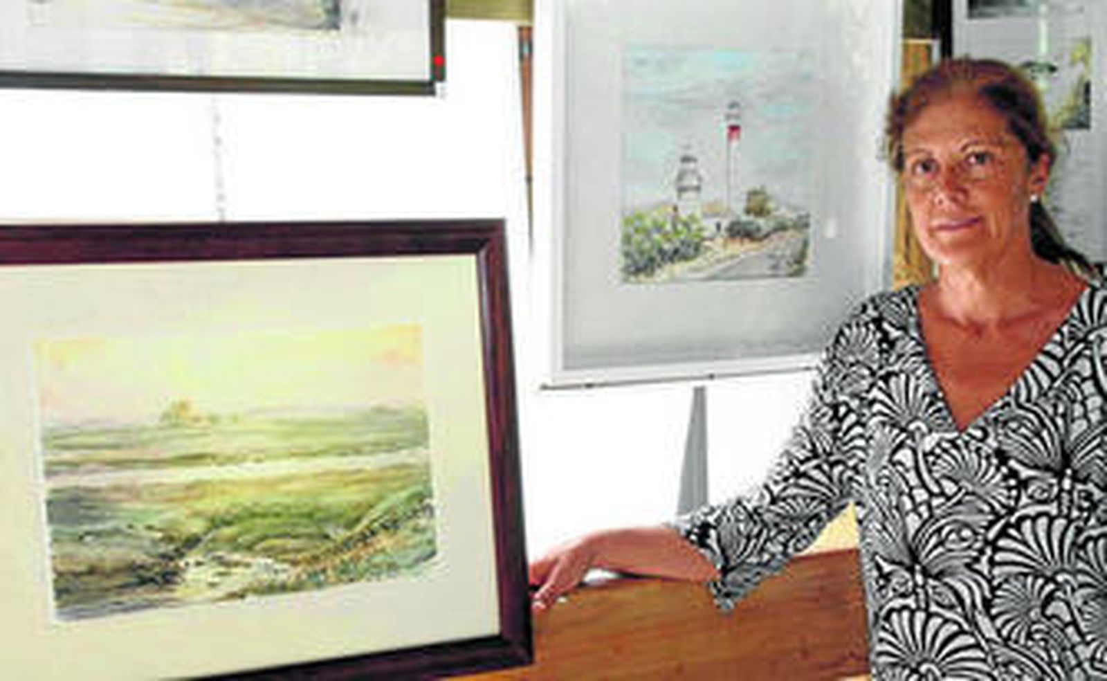 Caridad Orta junto a algunas de sus acuarelas.