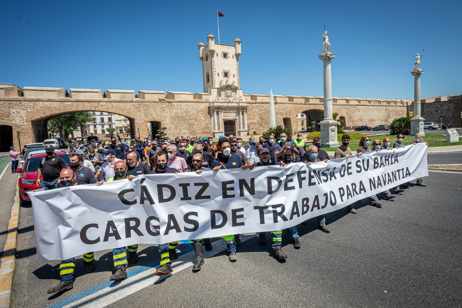 Un momento de la manifestación, ante las Puertas de Tierra, de Cádiz.