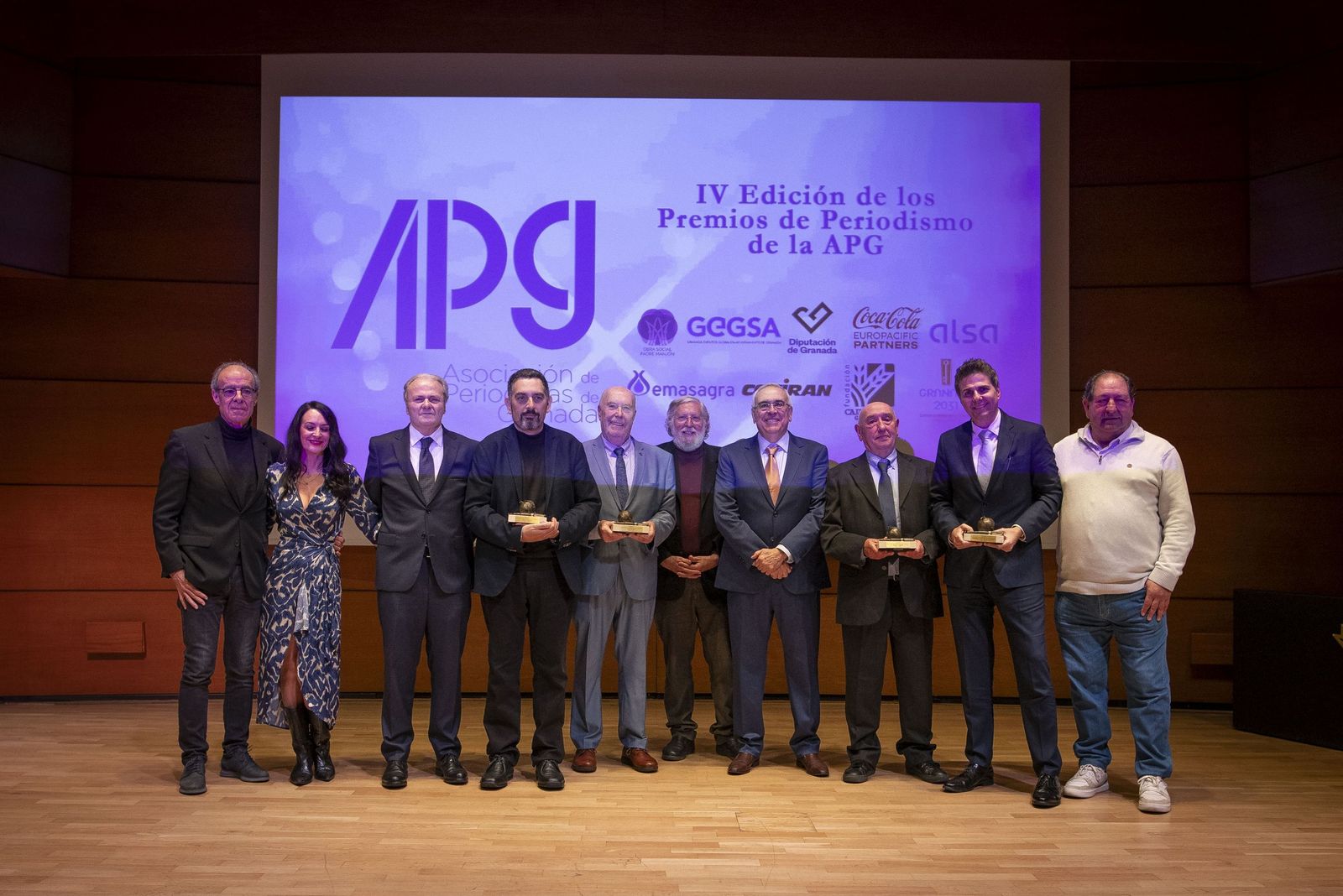 Foto de familia de los premiados junto a los miembros de la directiva de la APG