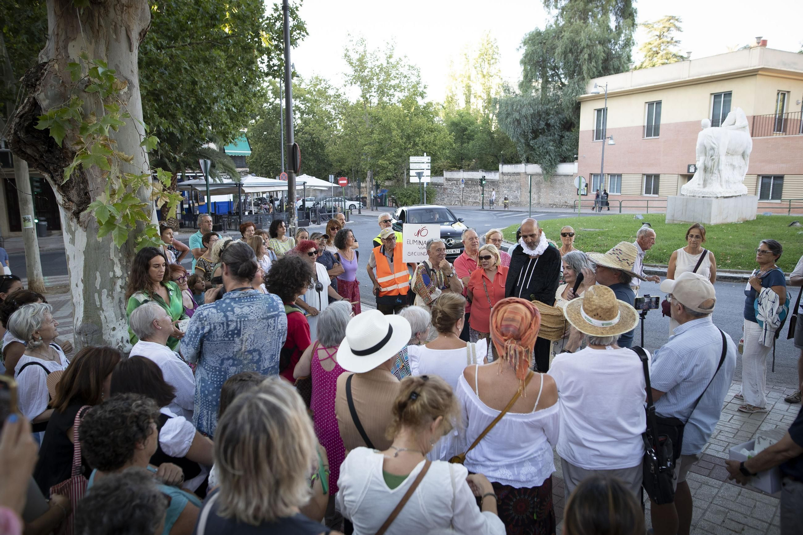 Vecinos de la Avenida de Cervantes de Granada amadrinan sus árboles para evitar la tala
