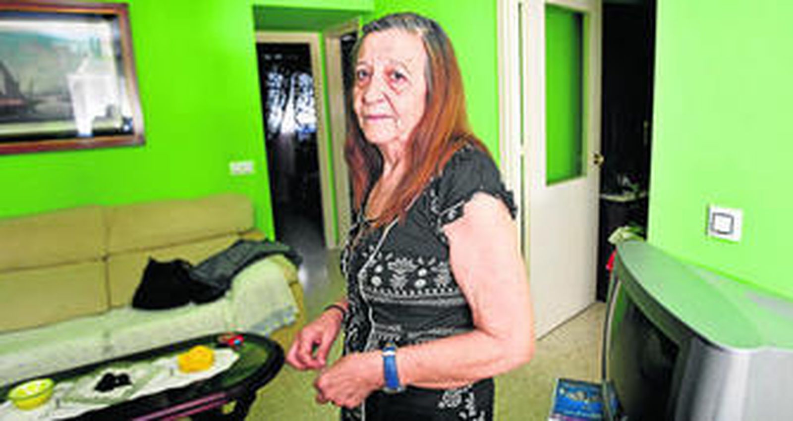 Josefa Chacón posa en la vivienda social que habita en la calle Alcalde Blázquez, 4.