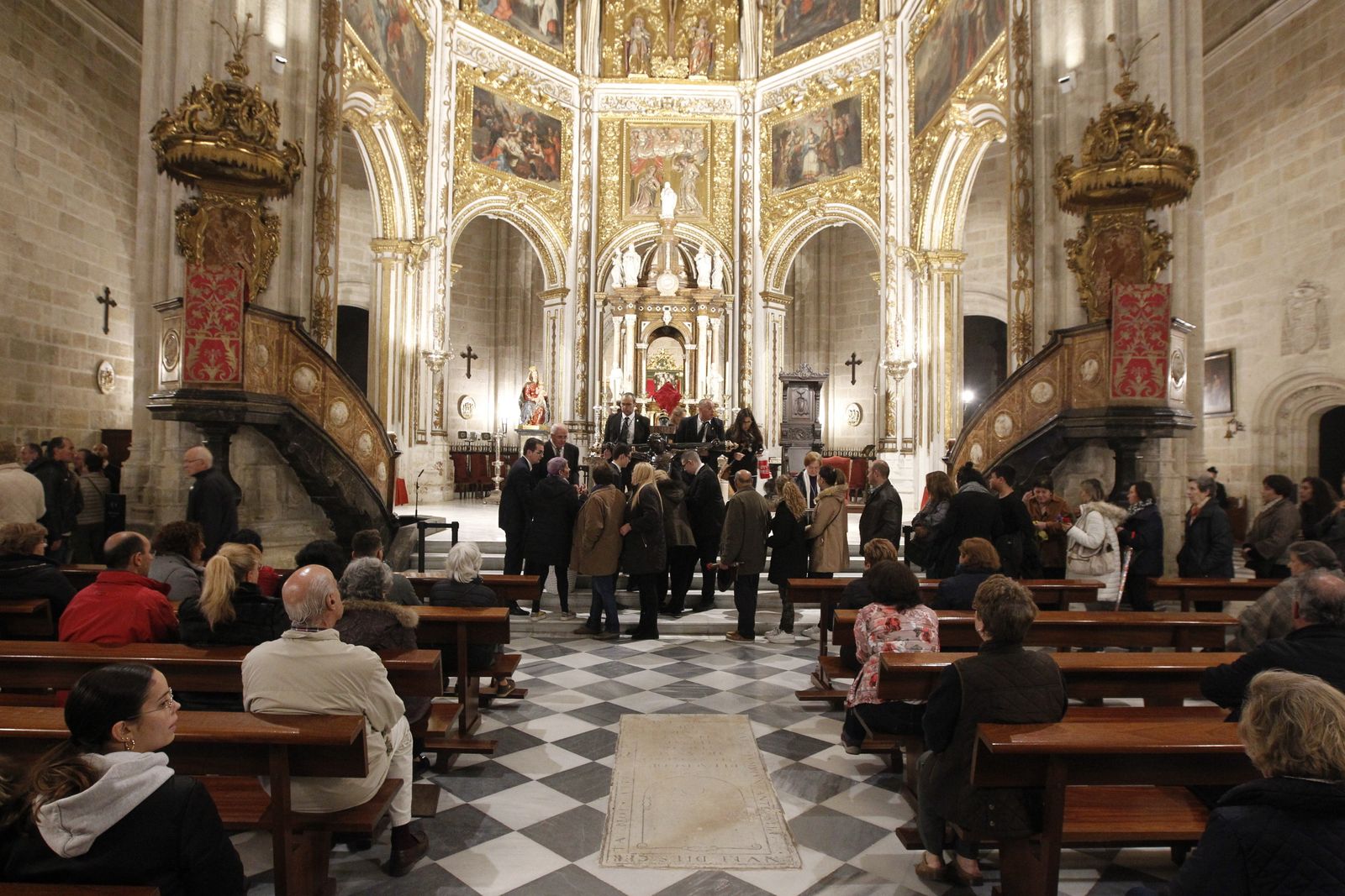Imágenes Via Crucis Santo Cristo de la Escucha. Semana Santa Almería 2019