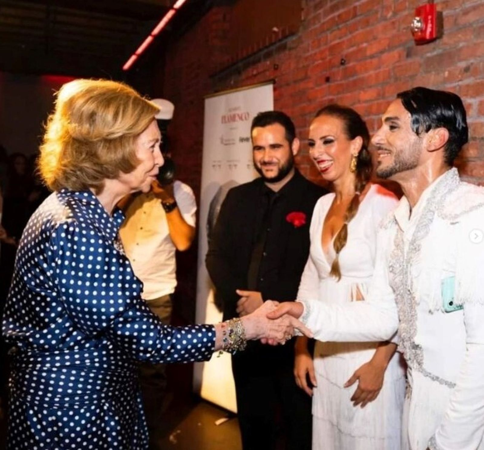 Doña Sofía quiso saludar y felicitar personalmente a los artistas del espectáculo 'Authentic Flamenco'