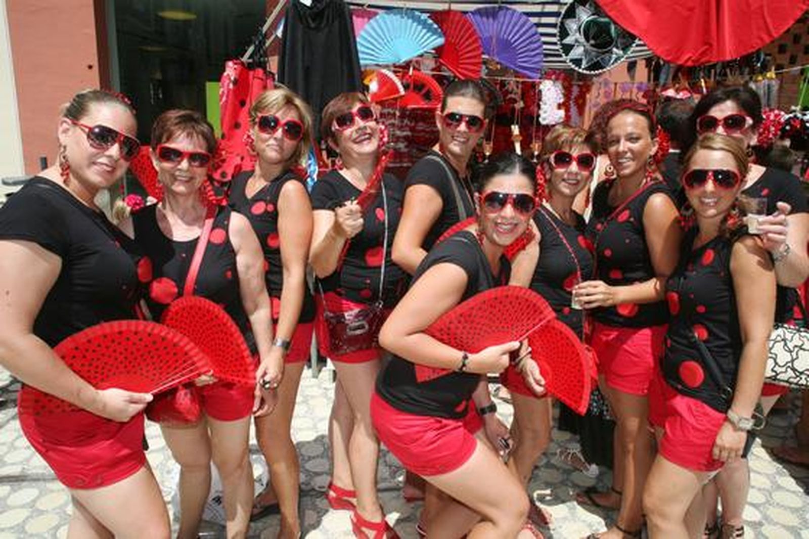Tati, Rosa Mari, María José, Rosana, Elia, Patro, Marina, Inma y Merche celebran la despedida de soltera de Patricia (al centro).

Foto: PUNTO PRESS