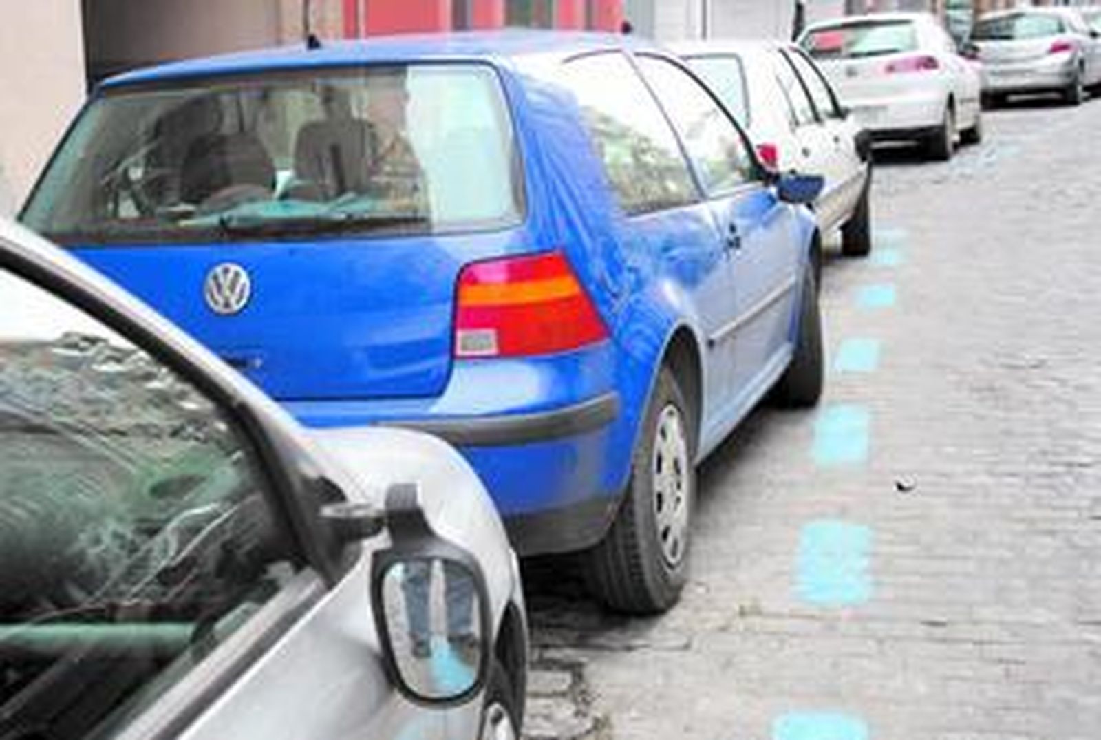 Numerosos vehículos de la calle Marina sufrieron la rotura de sus espejos retrovisores.