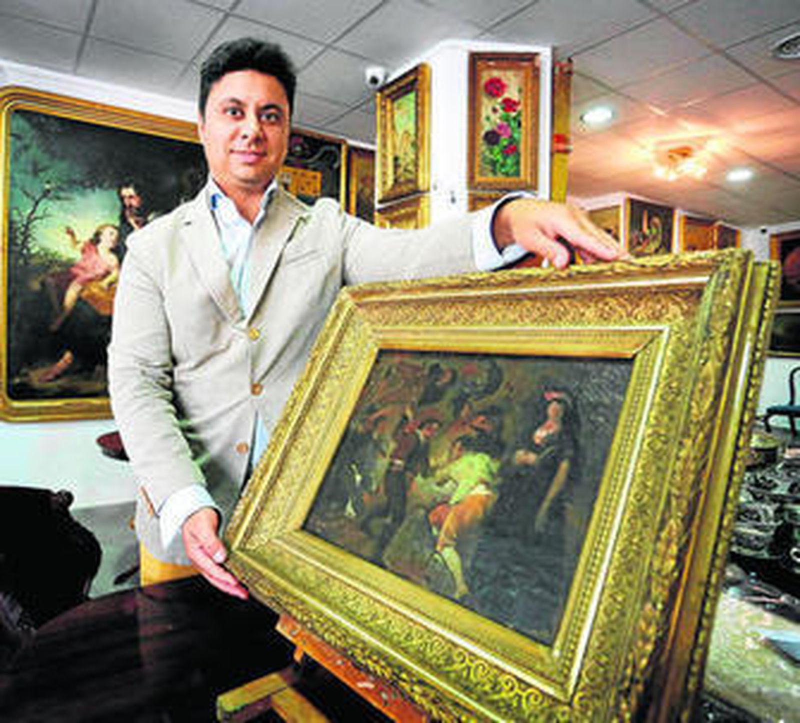 Agustín Medina muestra la obra de Goya días atrás en la sede de Medina Subastas.