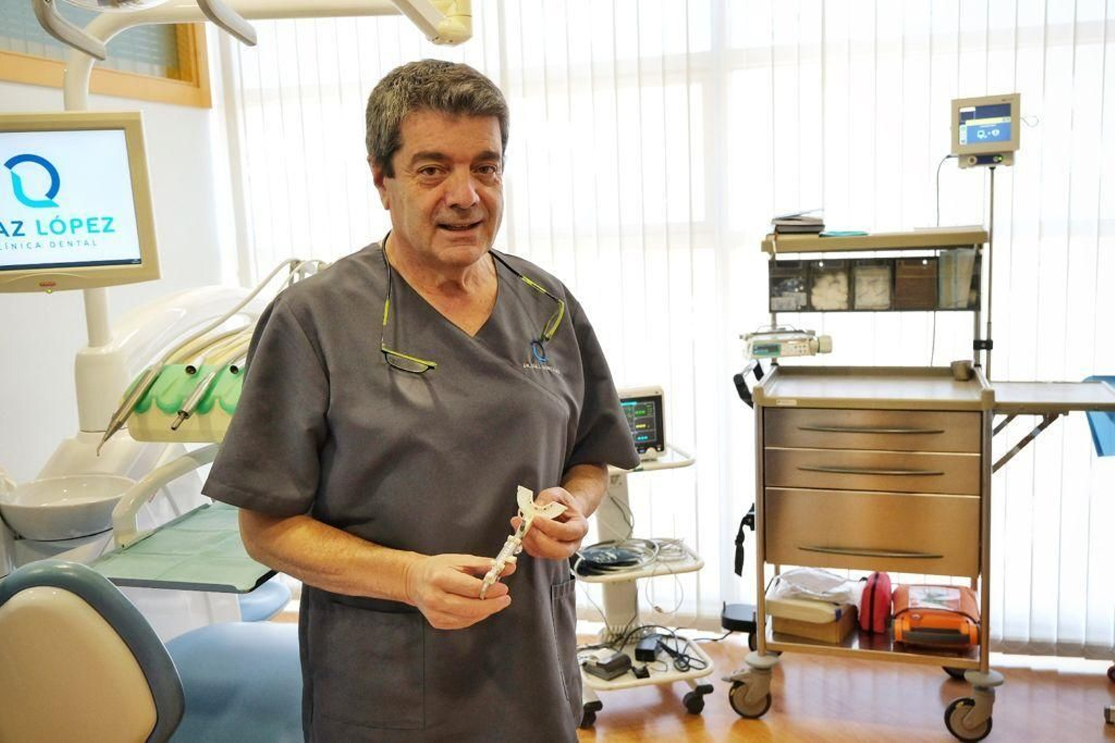 José Luis Diaz con los dispositivos que utilizan en la clínica Díaz López para el diagnóstico de la apnea del sueño.