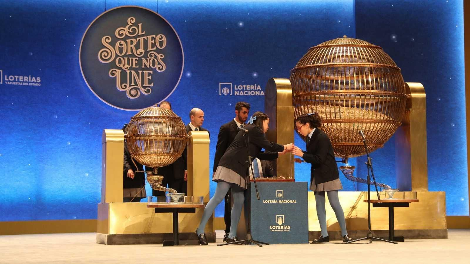 Todo el mundo espera hasta la última bola para saber si les toca algún pellizco