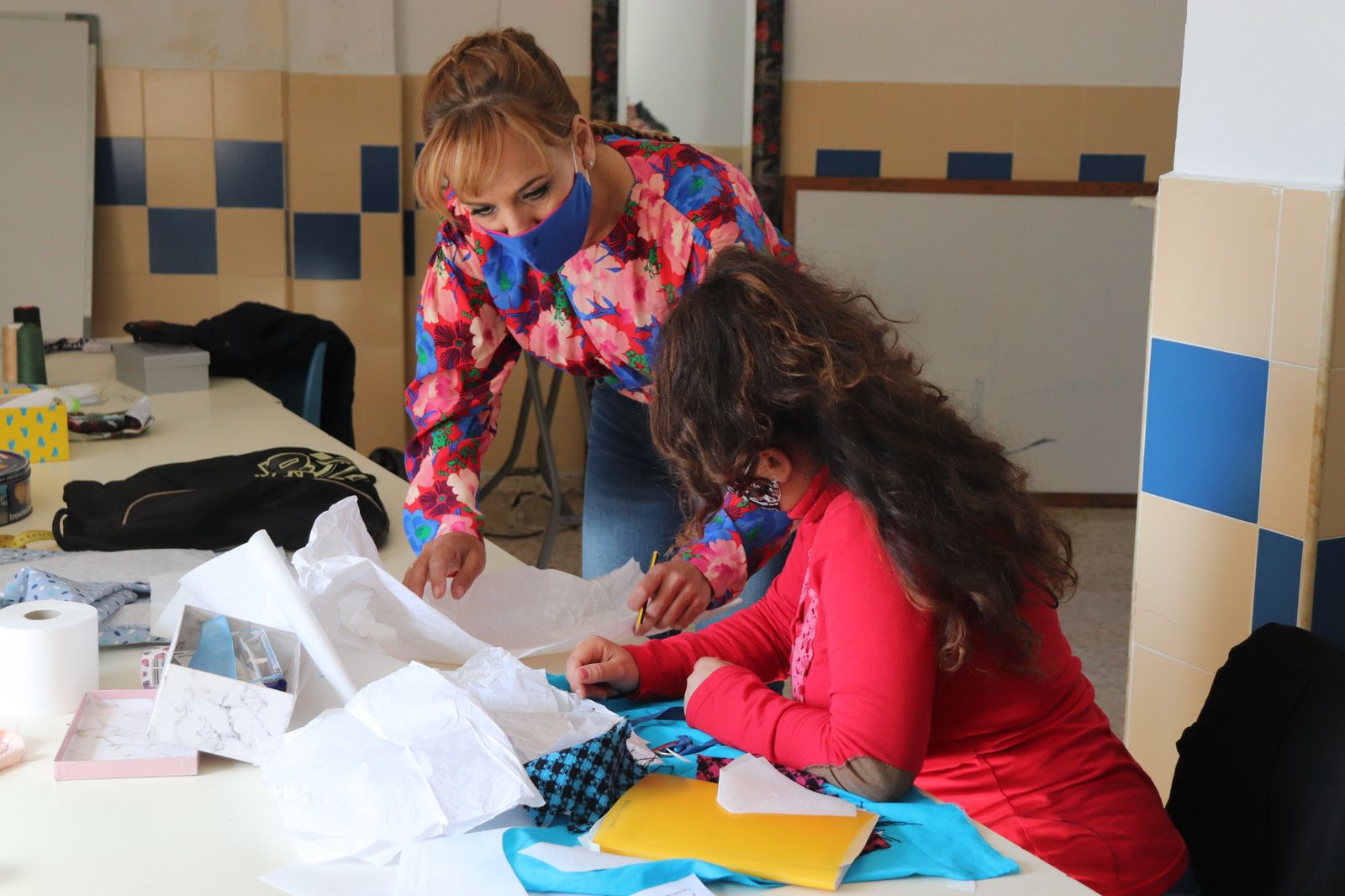 Isabel Arteaga, presidenta de Aguaviva, observa el trabajo de una de las alumnas.