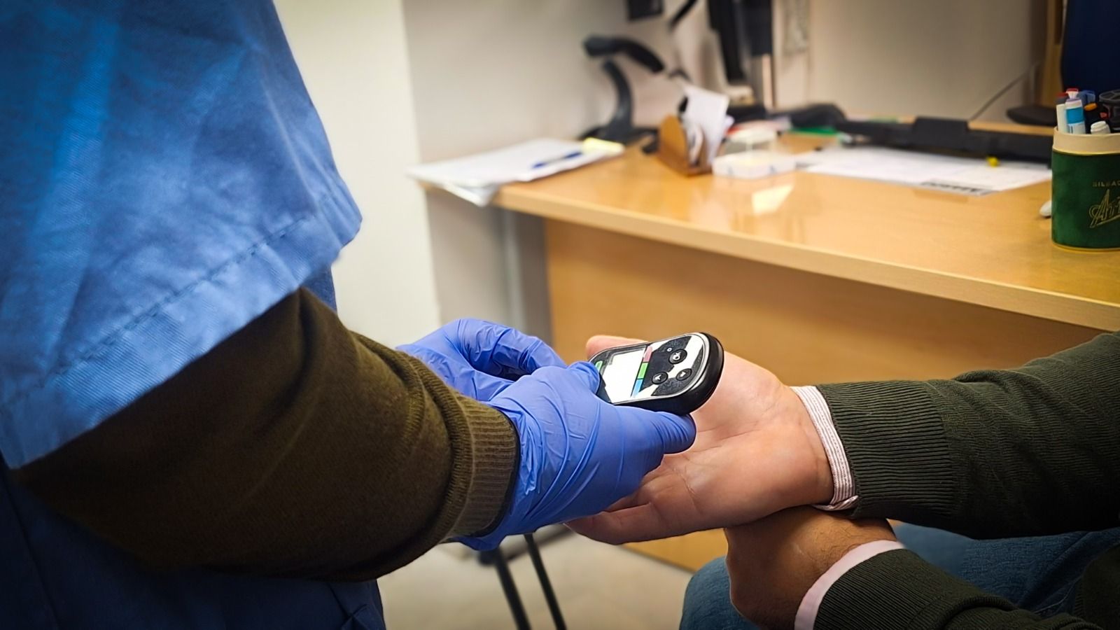 Personal sanitario utiliza un glucómetro en la atención a un paciente.