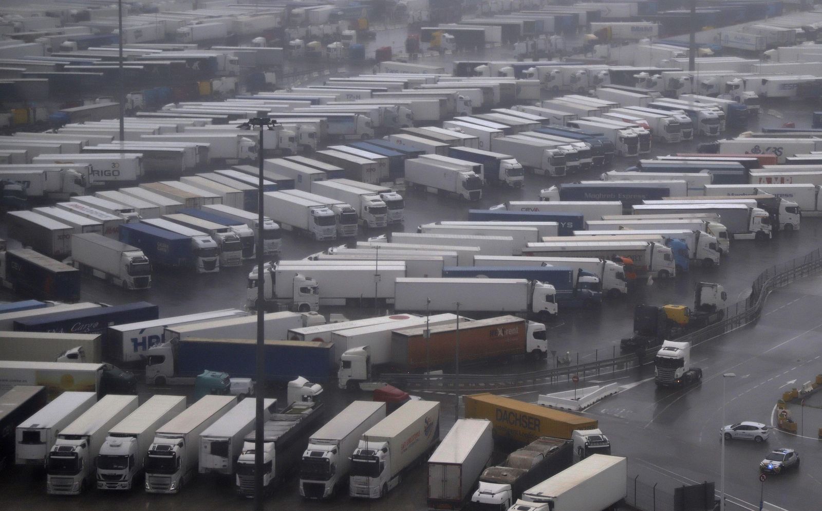 Fotos de la borrasca Joseph: Rachas de 100 km/h cierran el Estrecho y colapsan el Puerto de Algeciras