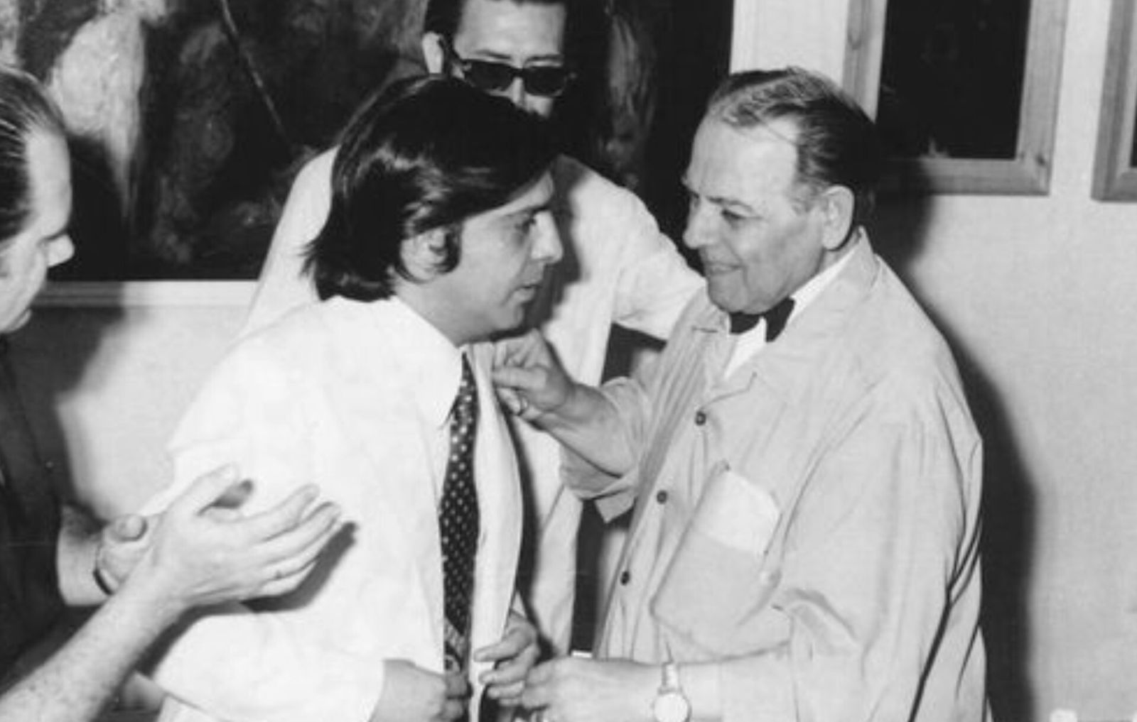 Manuel Ríos Ruiz, en la imagen recibiendo la insignia de la Cátedra, escribió el libro ‘Rumbos del cante flamenco’.