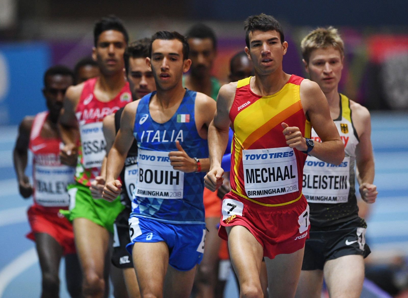 El atleta español Adel Mechaal comanda el grupo durante la final mundialista en pista de los 3.000 metros lisos.
