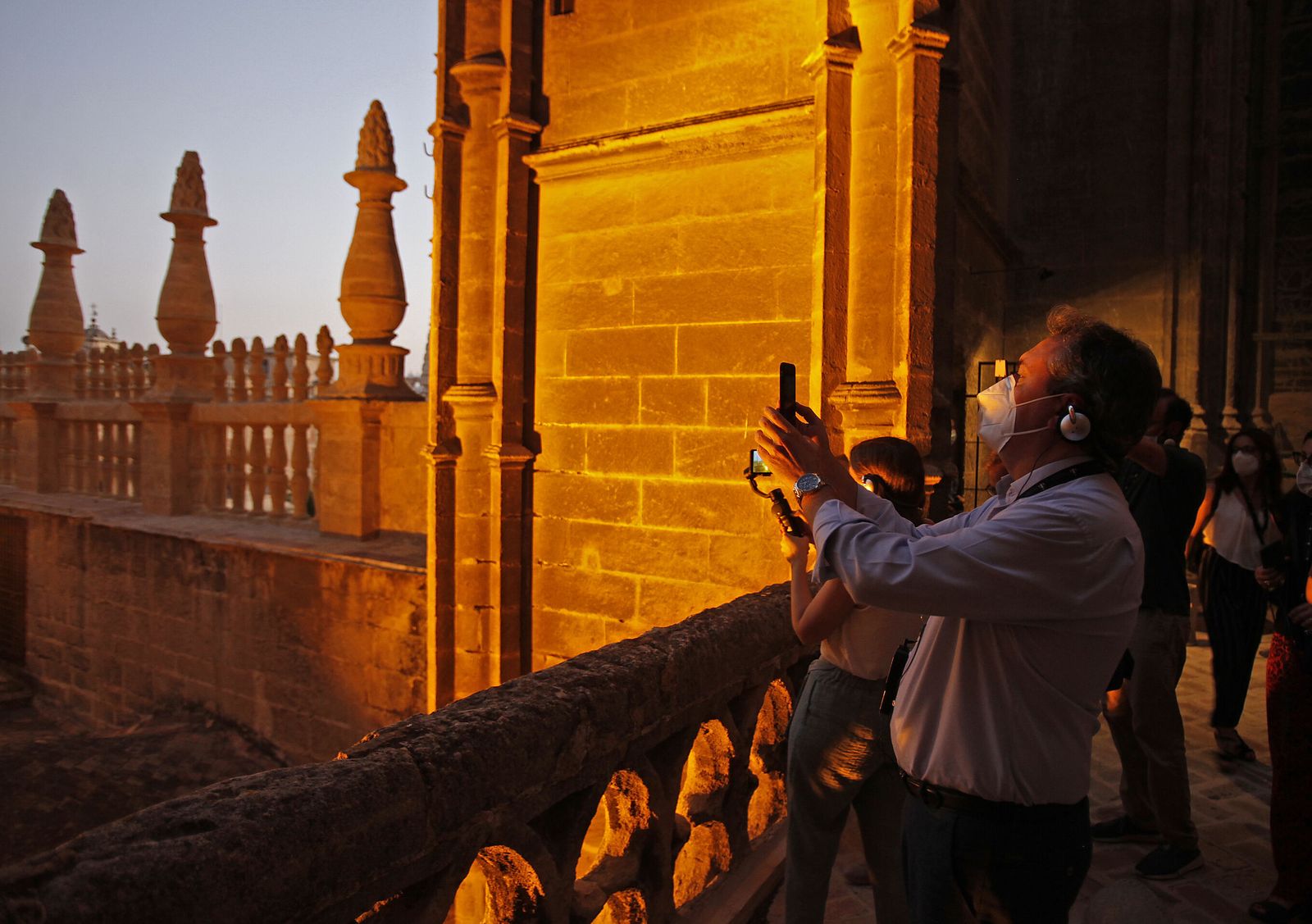 El alcalde, Juan Espadas, fotografía la ciudad desde las cubiertas de la Catedral
