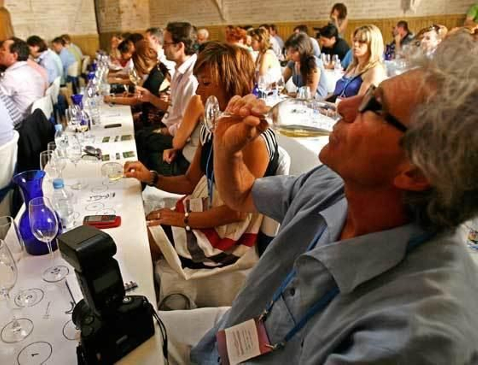 Un momento de la cata de Chateau D’Yquem en la mezquita, con Sandrine Garvay, Pancho Campos y Bruno Murciano.  Foto: Pascual