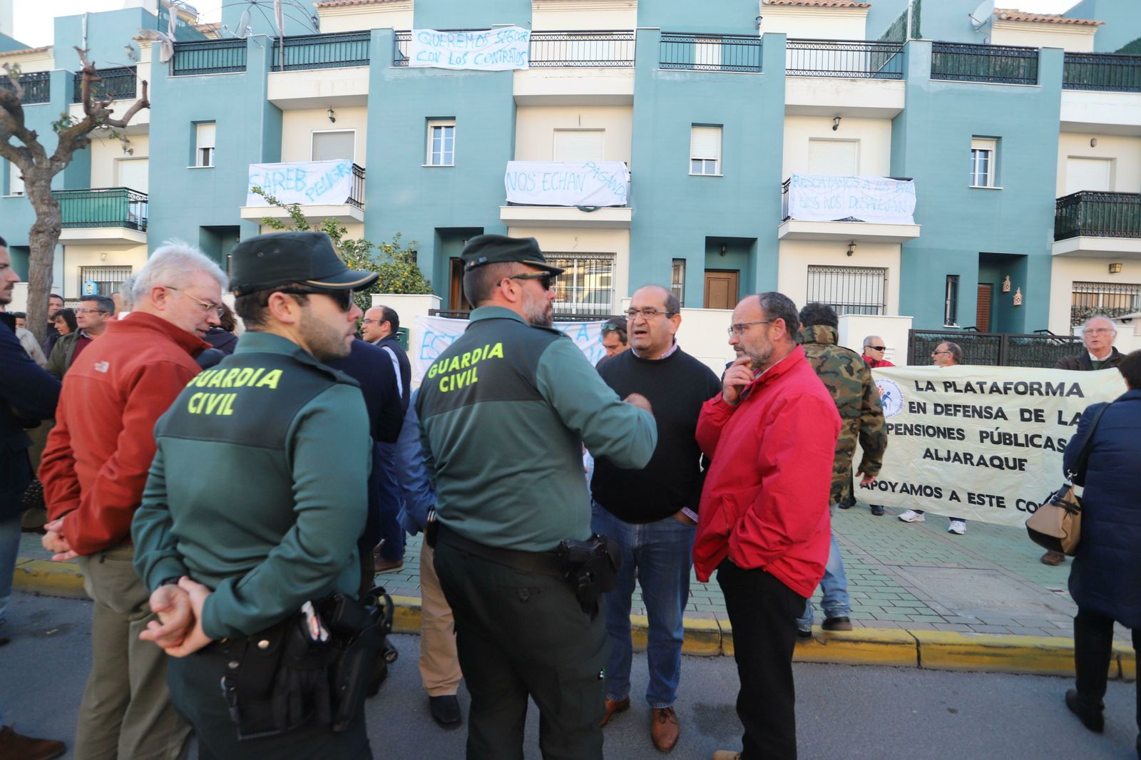 Concentración de vecinos amenazados por desahucios en Corrales.