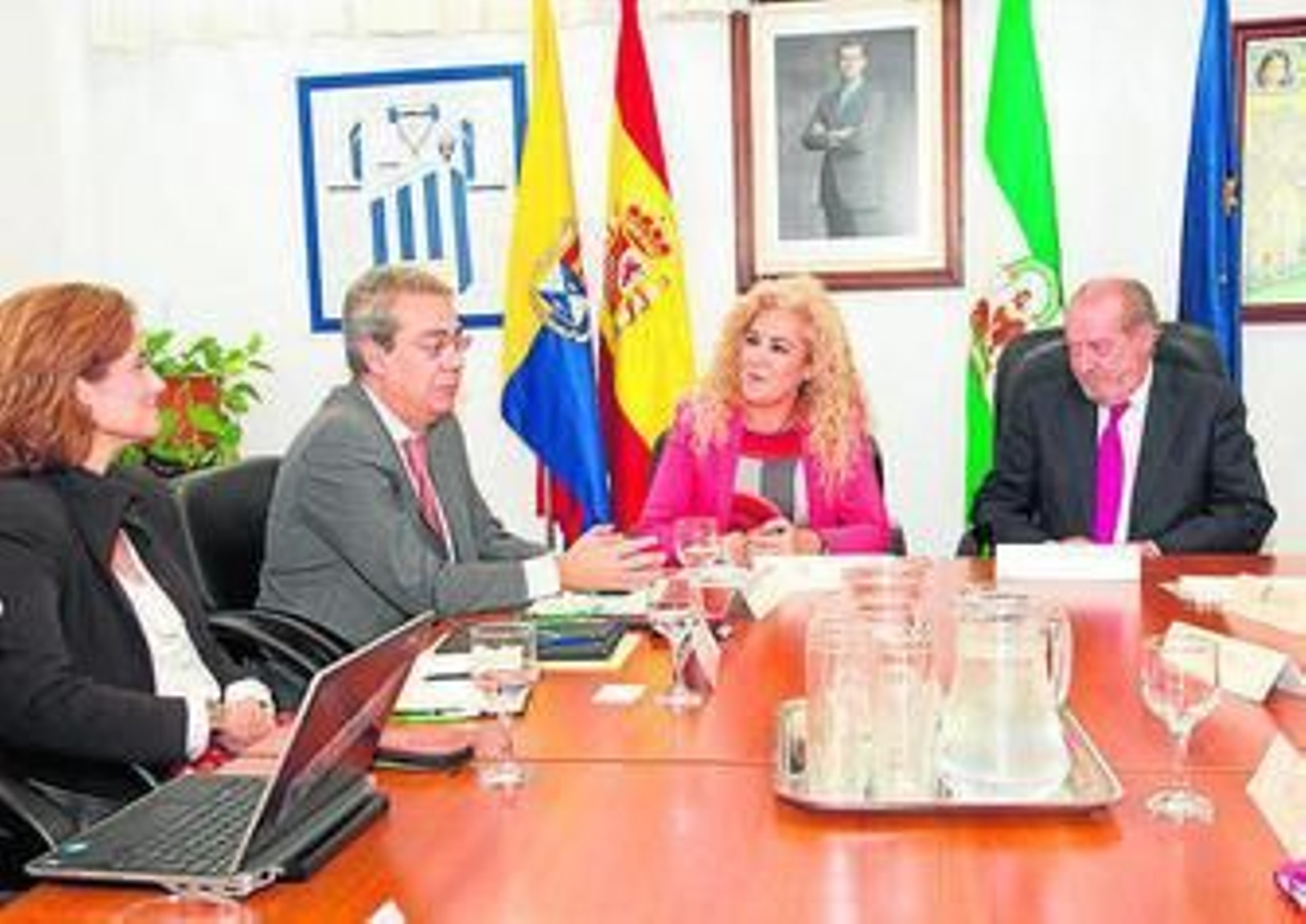 Carmen Herrera, en el centro de la imagen, junto al presidente de la Diputación.