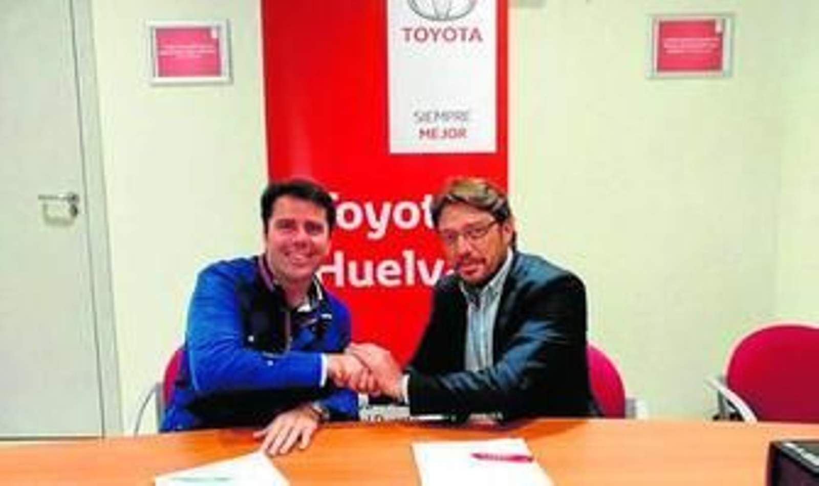 Raúl Molina y Francisco José Fernández estrechan sus manos.