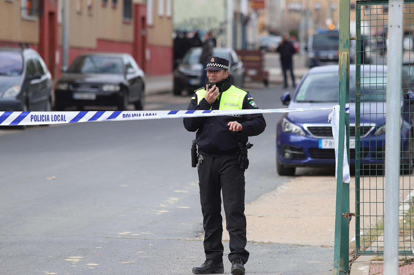 Imágenes del atrincherado que amenazaba con hacer estallar una bombona en el Torrejón, Huelva