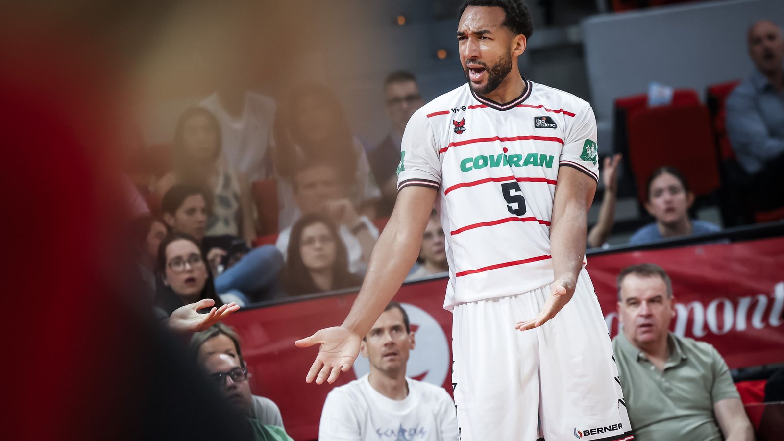 Kwan Cheatham protesta una acción.