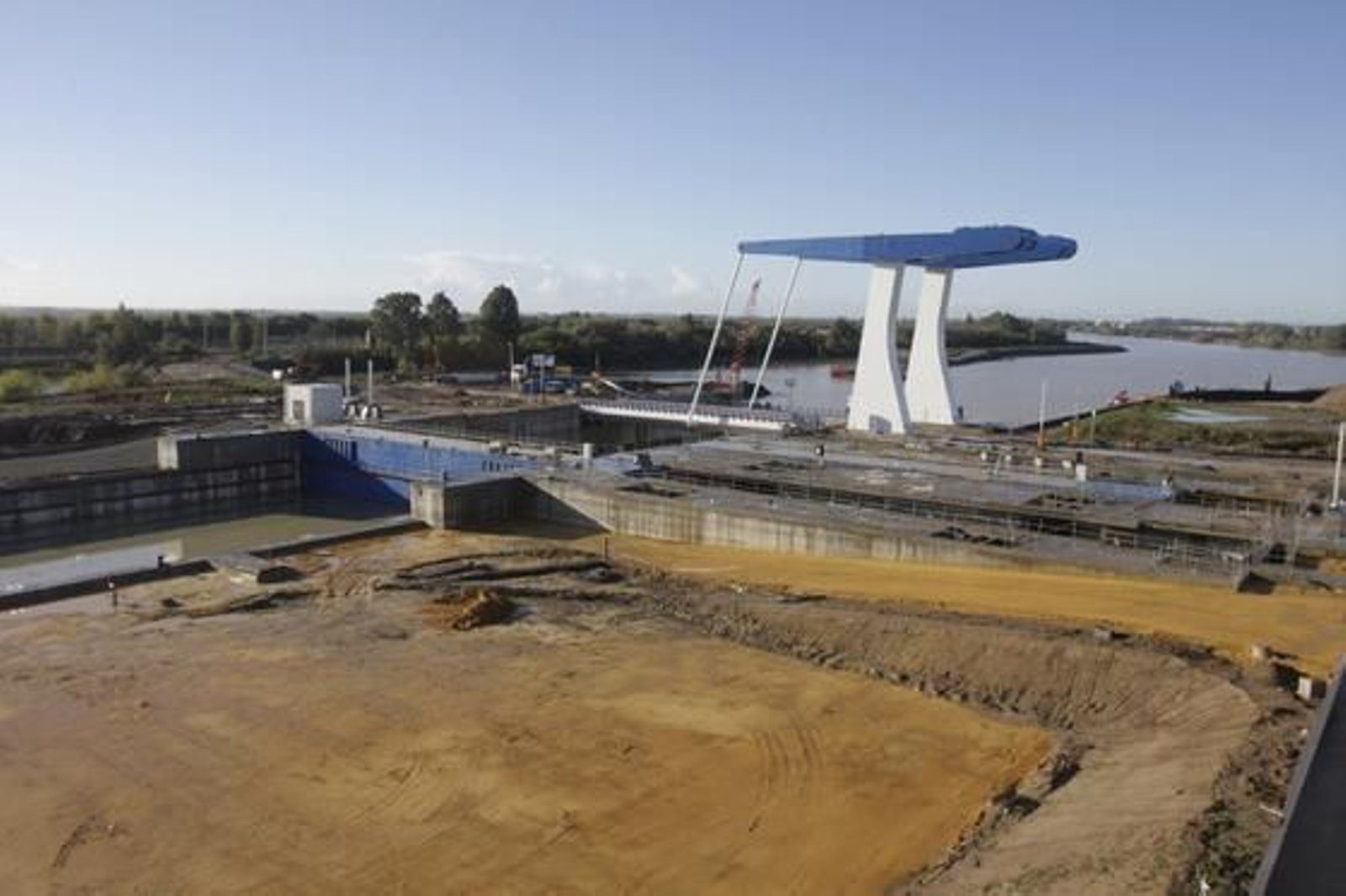 La nueva esclusa del Puerto de Sevilla, construida por los astilleros tras una inversión pública que supera los 160 millones de euros, está ya en funcionamiento.

Foto: José Ángel García