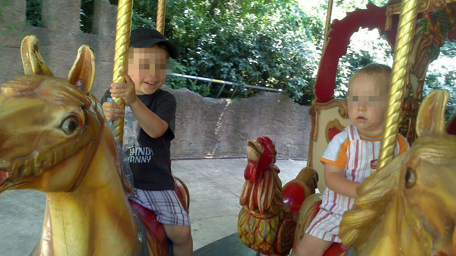 Los niños asesinados en Alemania juegan en un tiovivo.