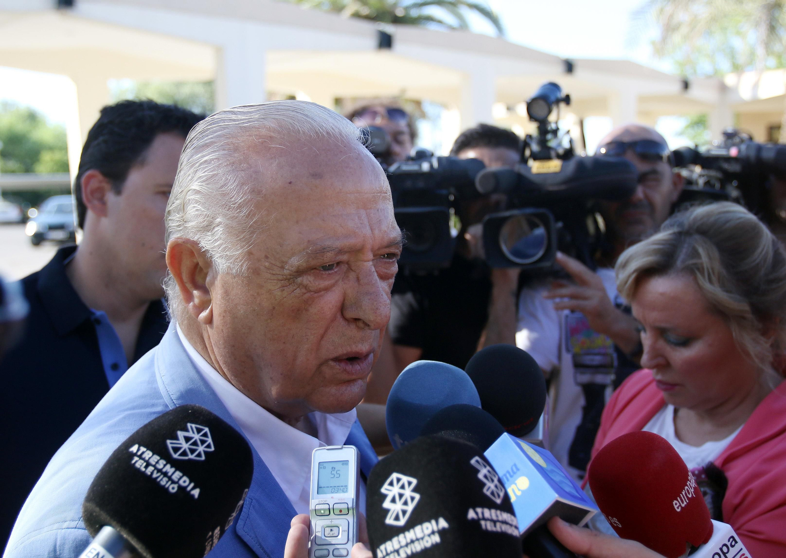 La familia de Blesa acude al tanatorio donde se incineró el cadáver del exbanquero