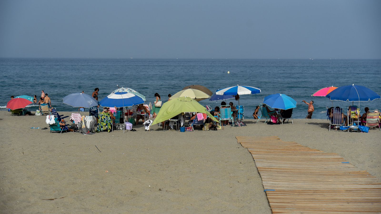 Las fotos de la tarde de playa en familia en La Línea