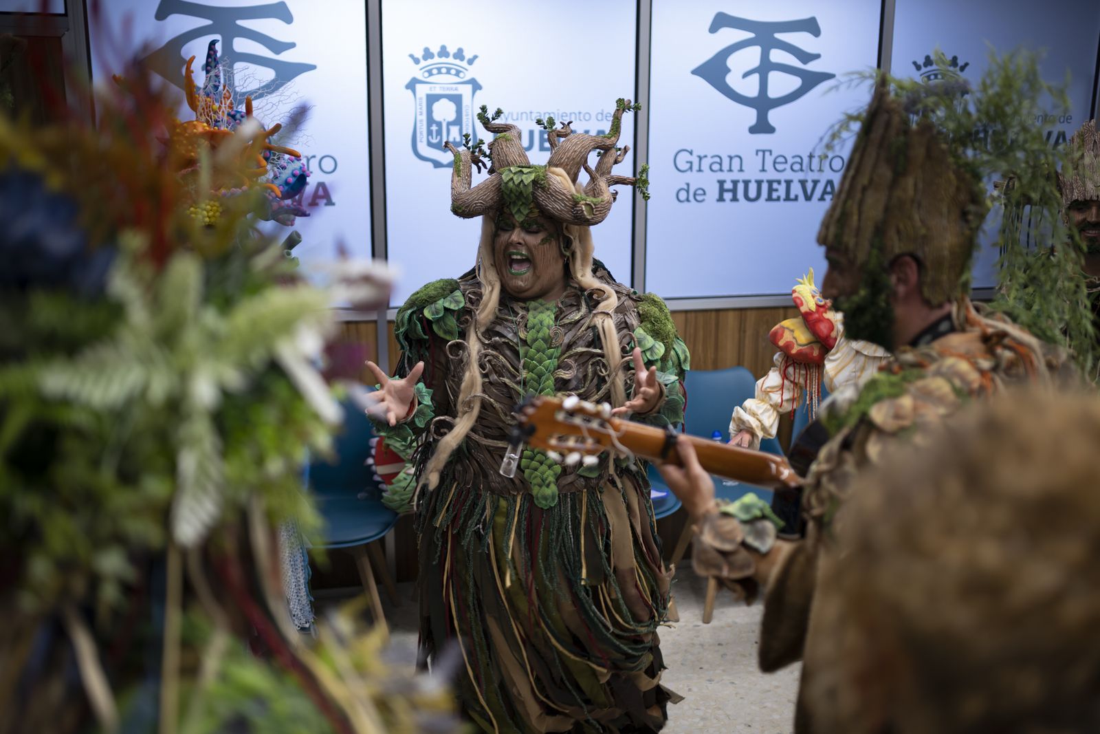 Imágenes de la actuación de la comparsa de Huelva "La vieja verde" en el Carnaval Colombino