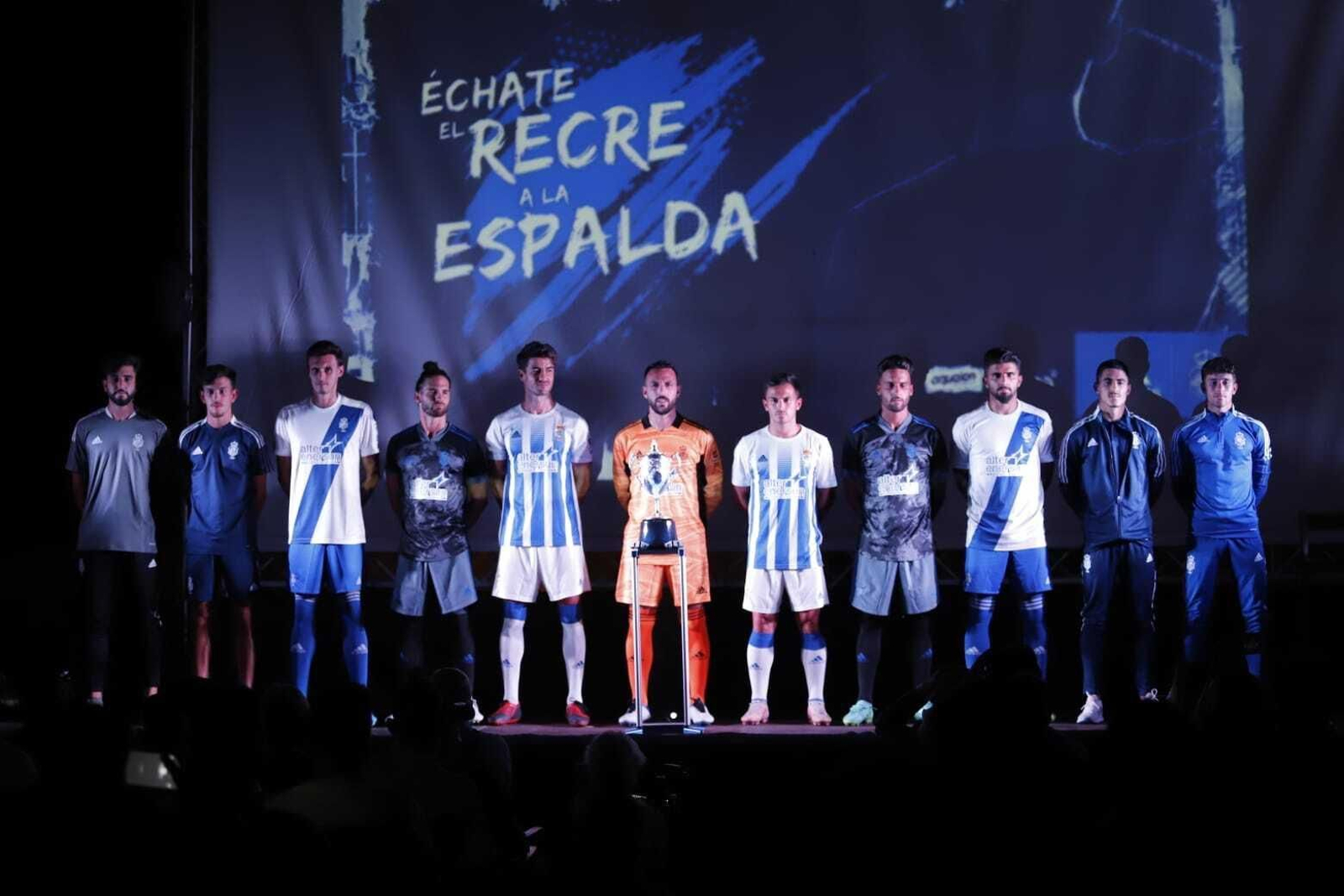 Todas las equipaciones del Recre, tanto de partidos como de entrenamiento y de calle.
