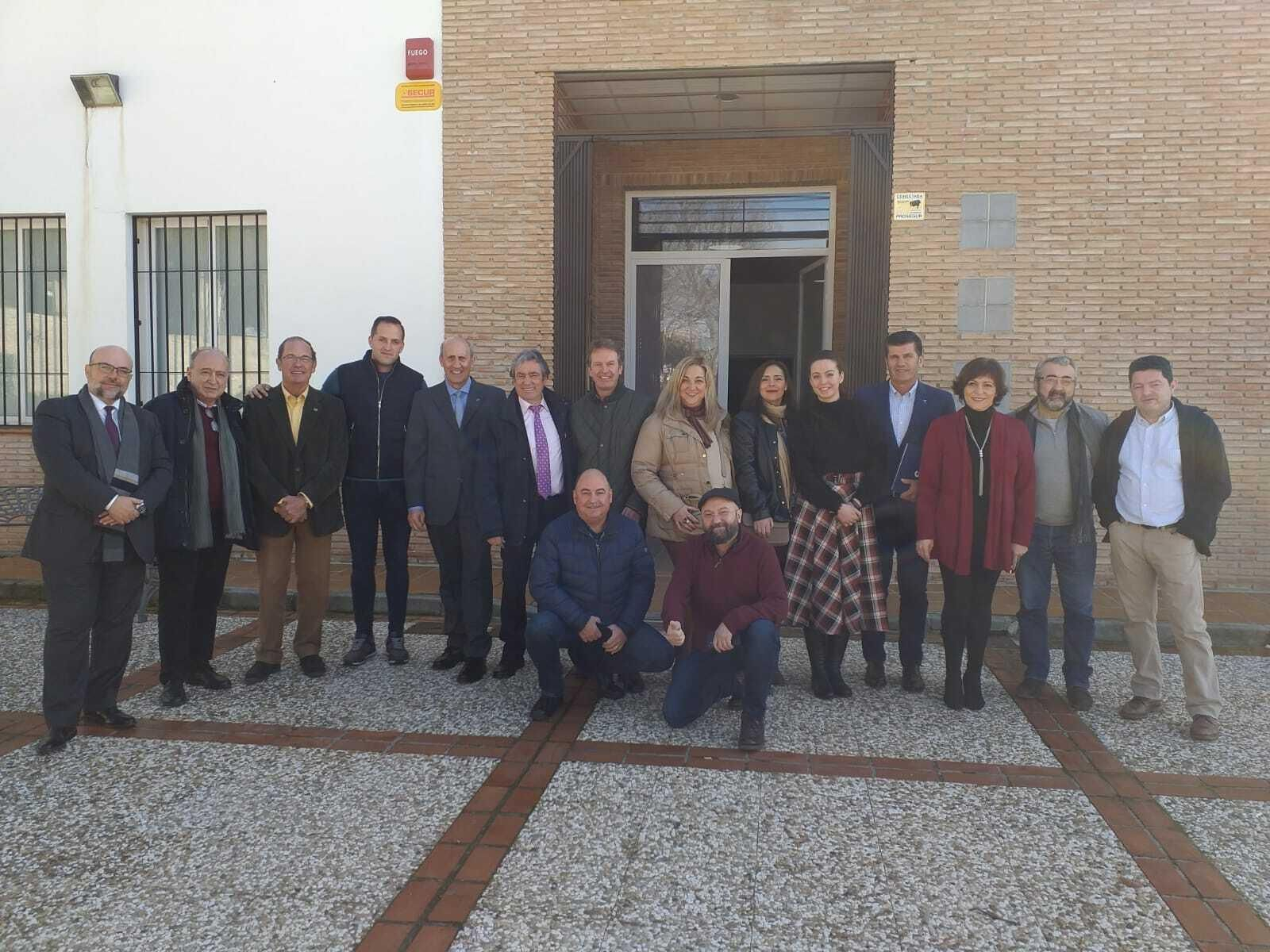 Foto de familia de los representantes del jurado en el Concurso de vinos Torre de la Vela