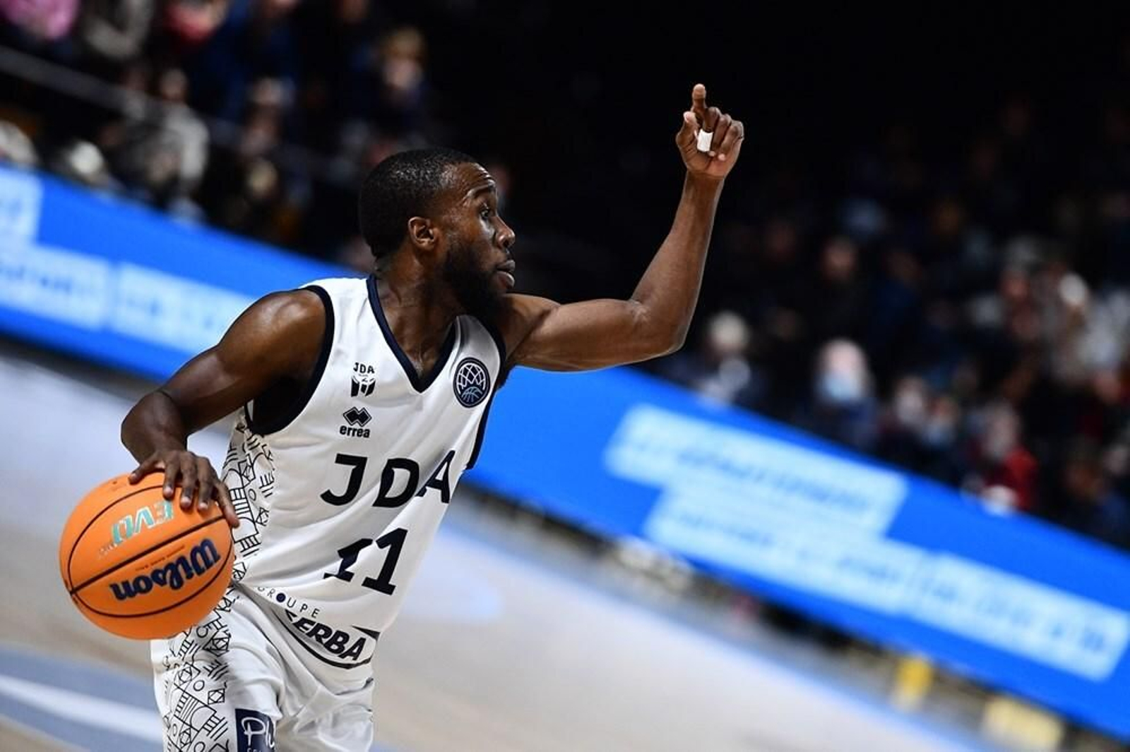 David Holston da órdenes en el Dijon-Nizhny.