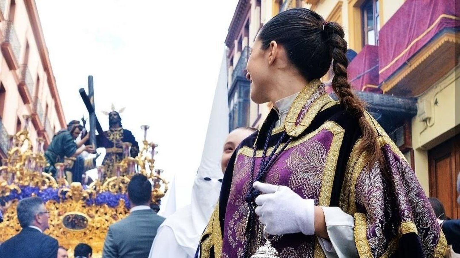 Alba Valenzuela de acólita con Nuestro Padre Jesús de la Victoria (La Paz)