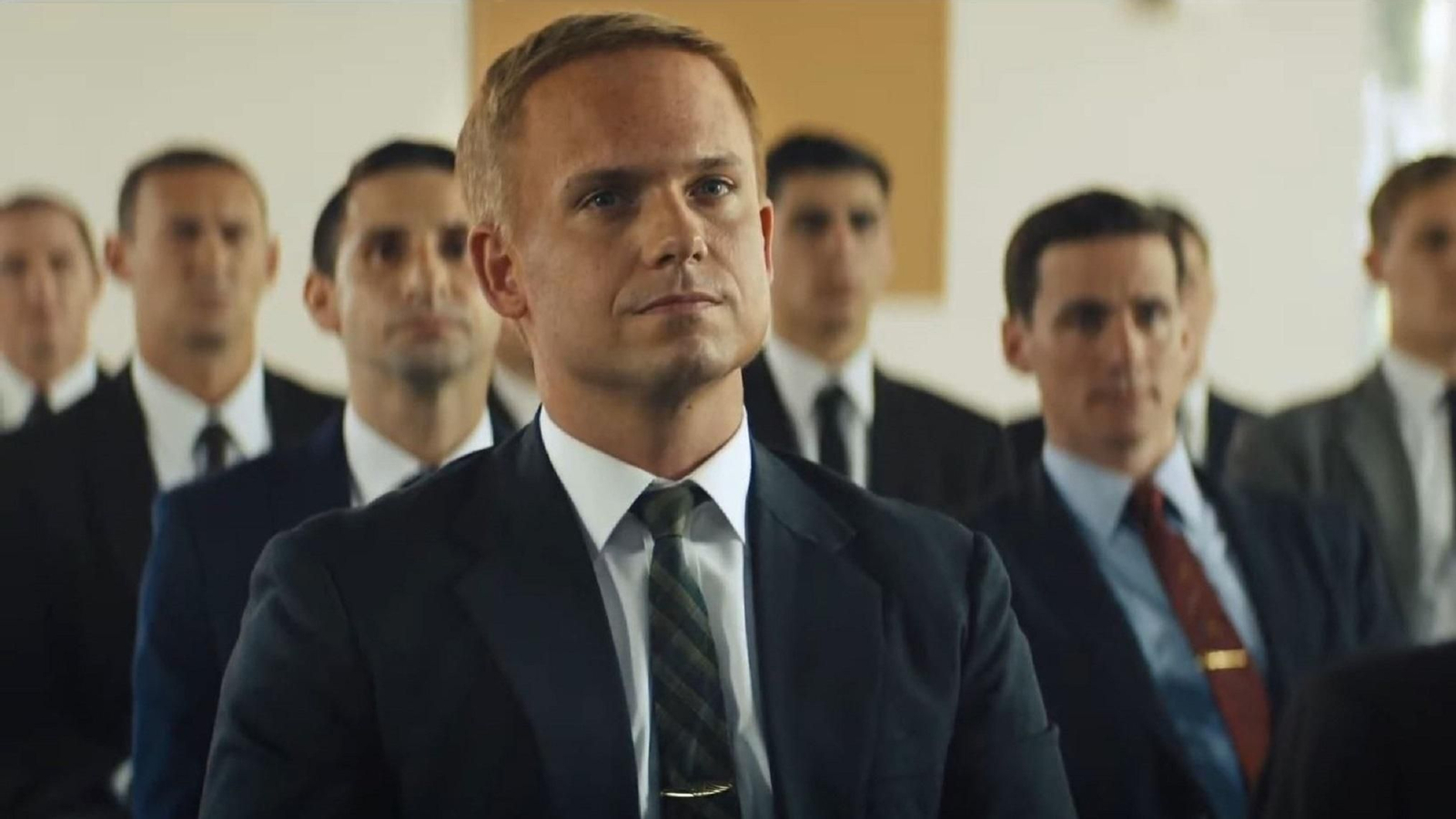 Patrick J. Adams  como John Glenn en 'Elegidos para la gloria'